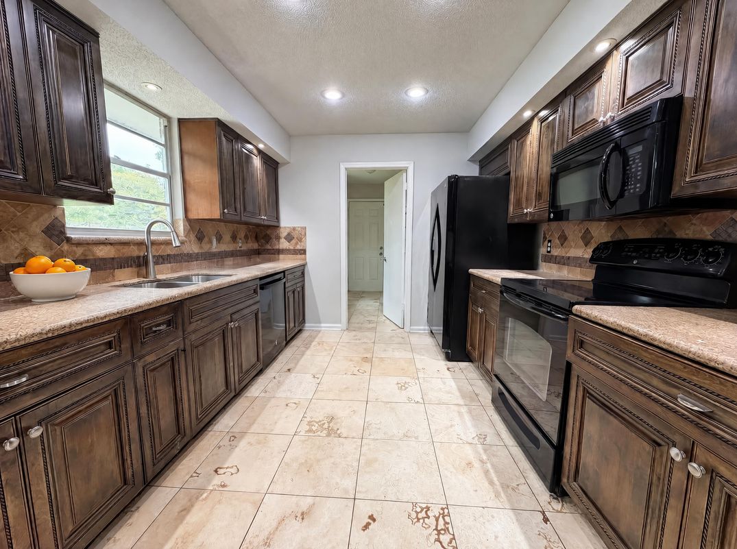 Property photo 2 of 606 Gulfstream Trl S