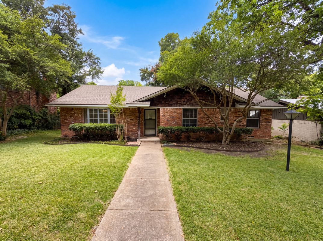 Property photo 1 of 8839 Sweetwater Dr