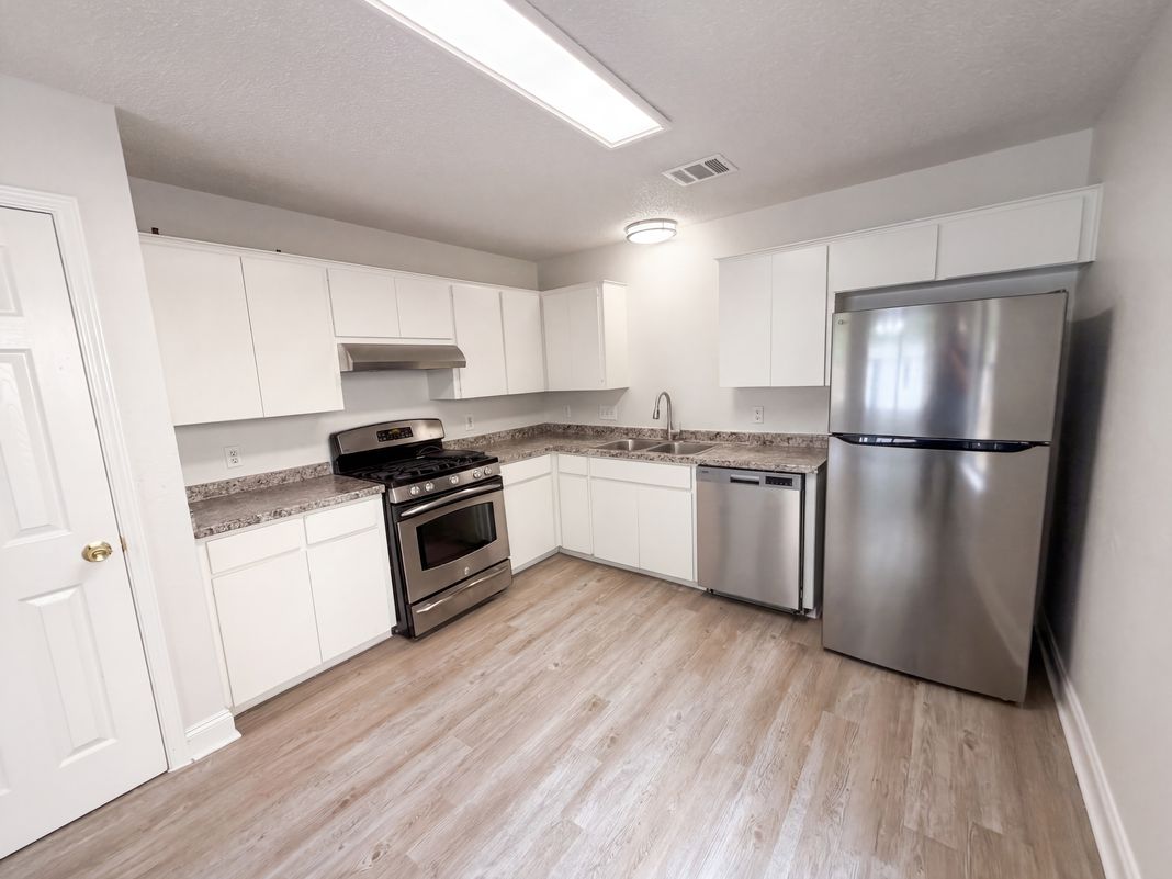 Property photo 2 of 16207 Parkway Dr
