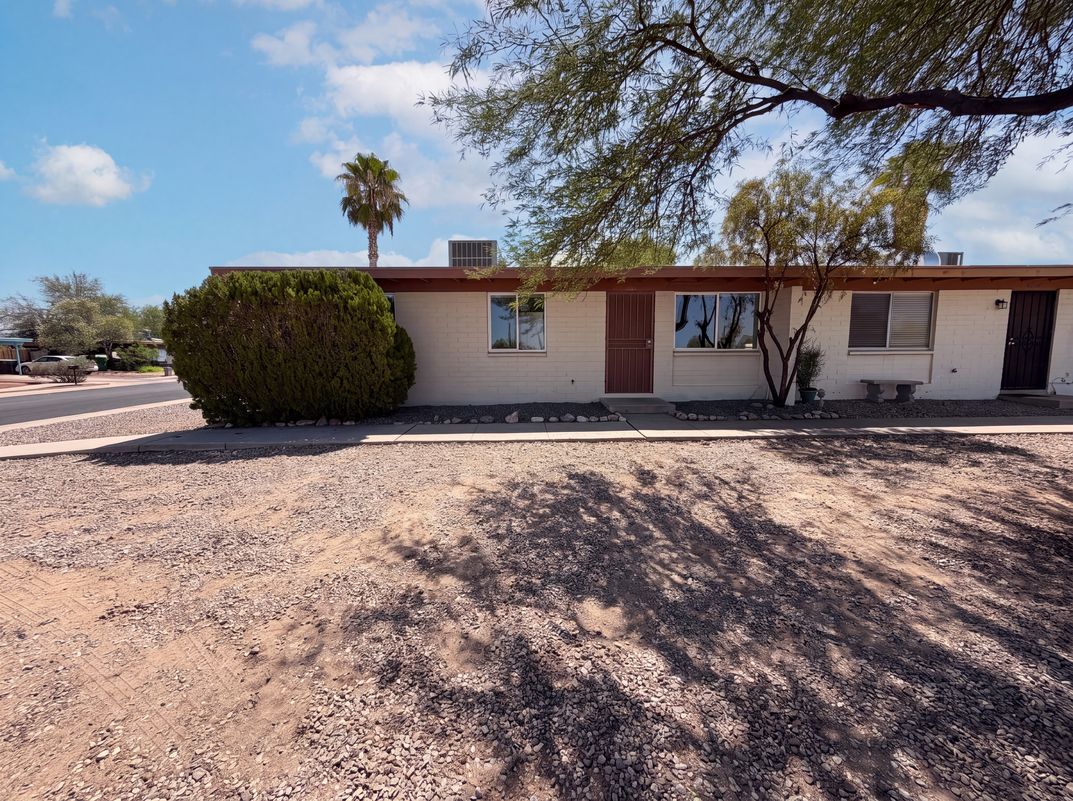 Property photo 1 of 4002 S Lazy Palm Dr