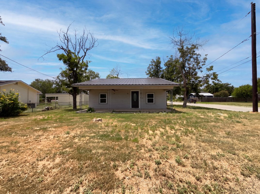Property photo 1 of 725 Kelly St