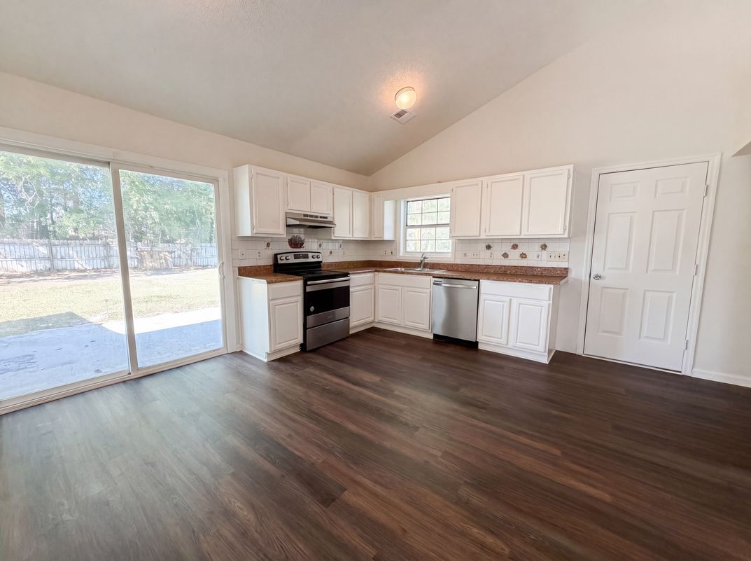 Property photo 2 of 2028 Larson Ln