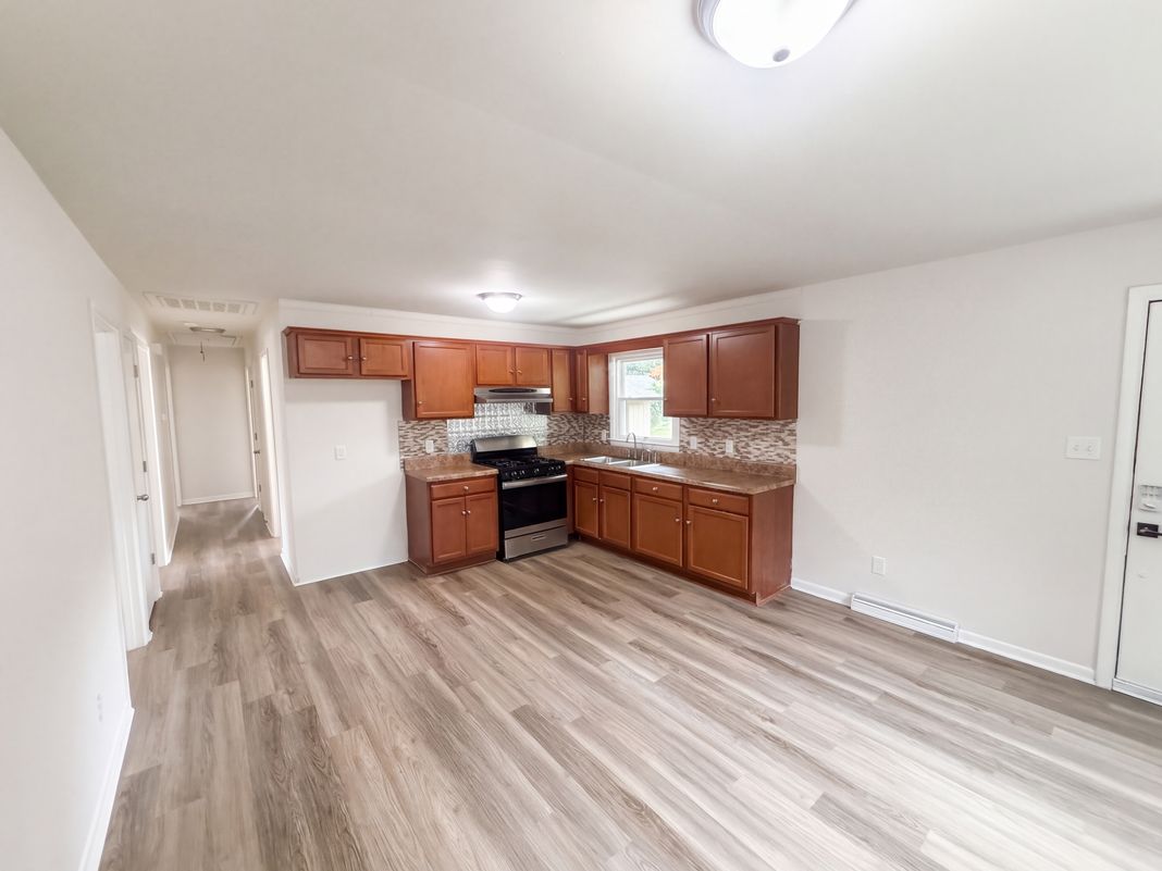 Property photo 2 of 1502 W Meadowview Rd