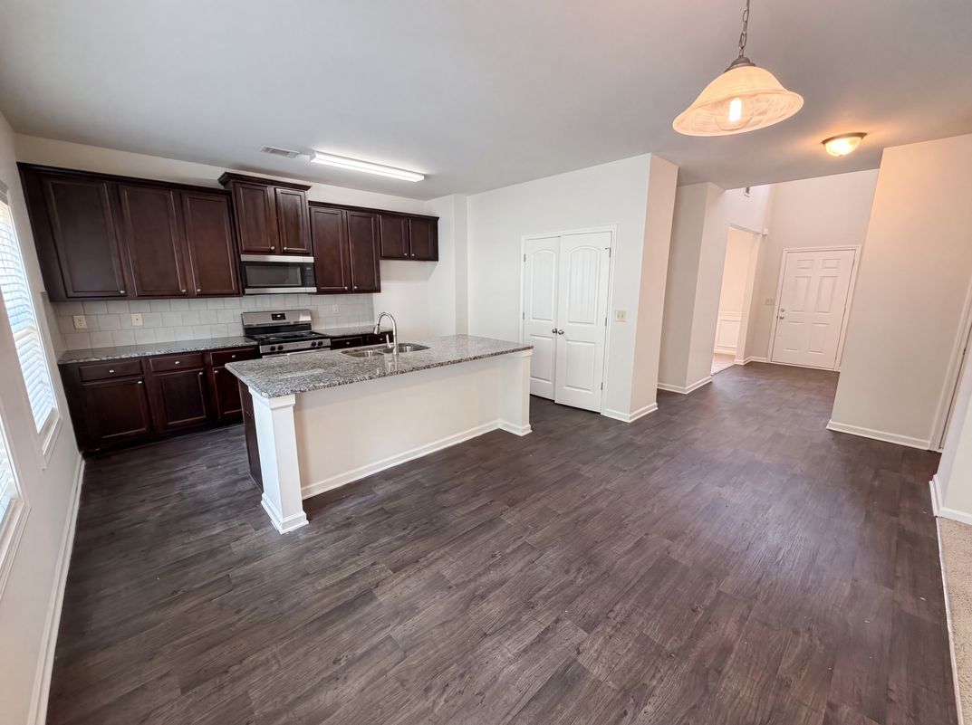 Property photo 2 of 821 Walnut Woods Dr