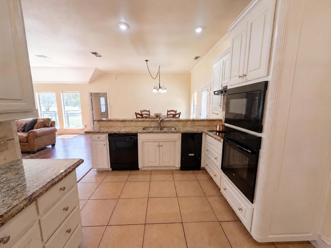 Property photo 2 of 2836 S Lakeview Dr