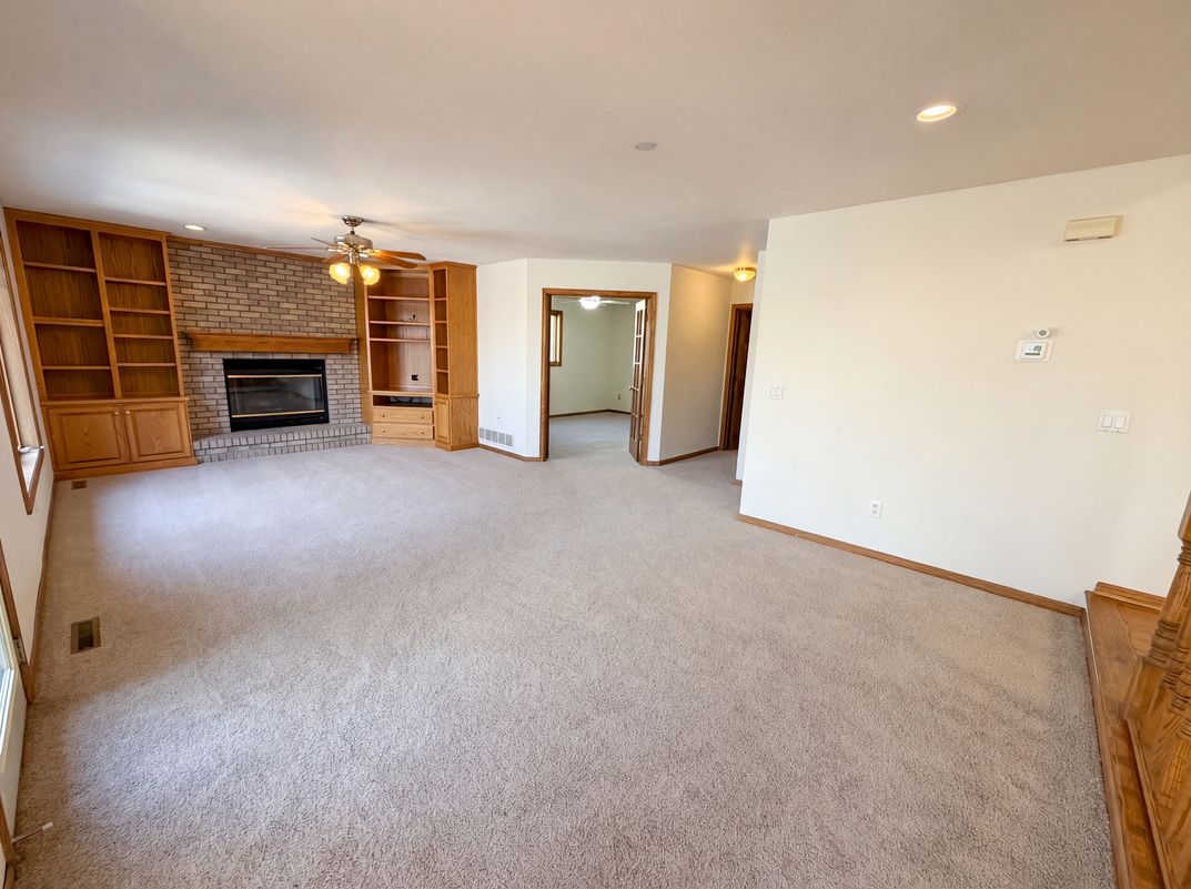 Property photo 3 of 8433 Upland Ln N