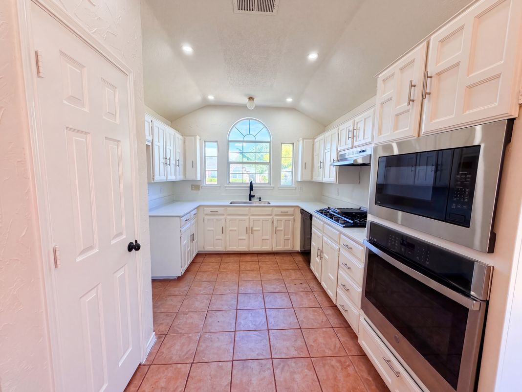 Property photo 2 of 2522 Palisades Pl