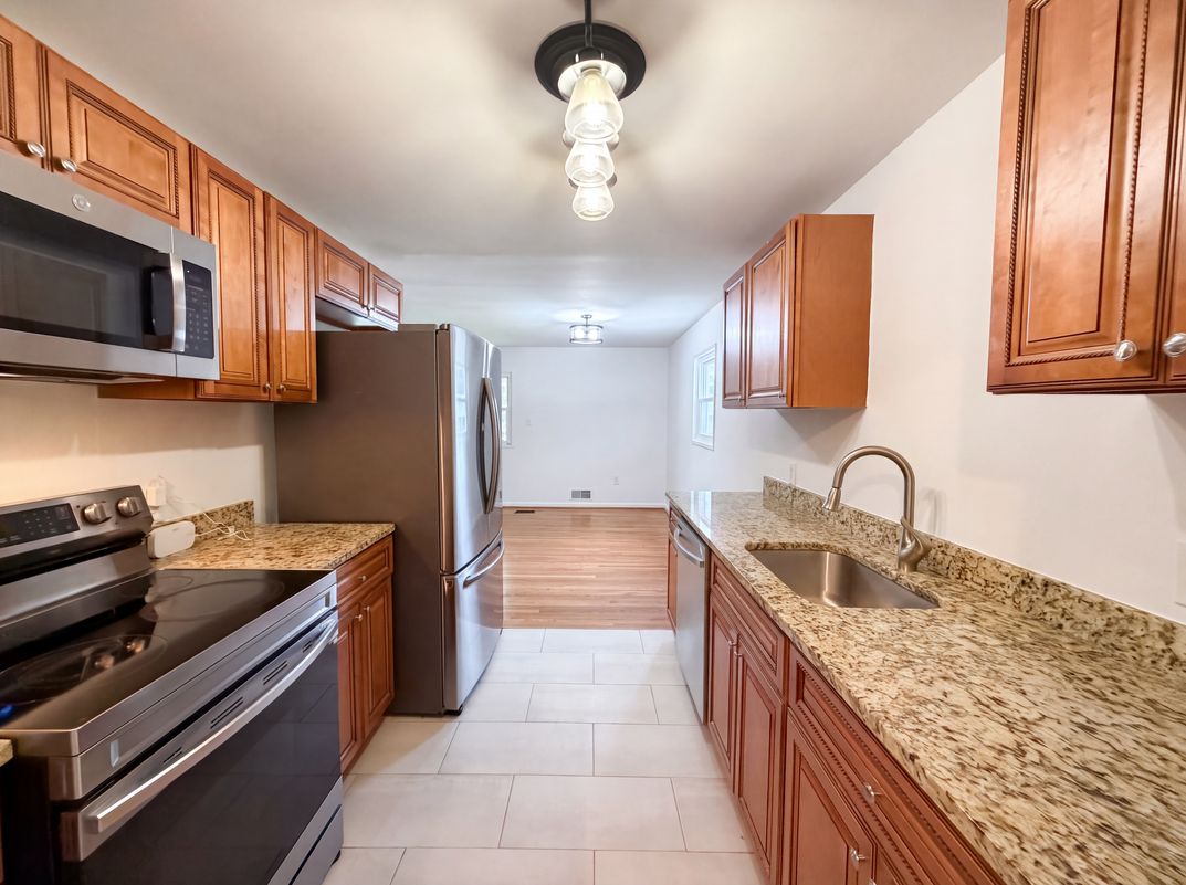 Property photo 2 of 13512 Fitzhugh Ln