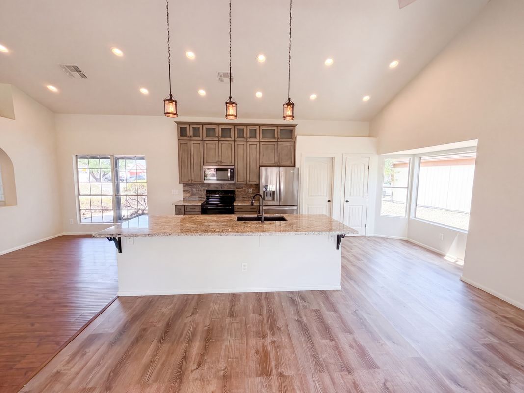 Property photo 2 of 615 W Montoya Ln