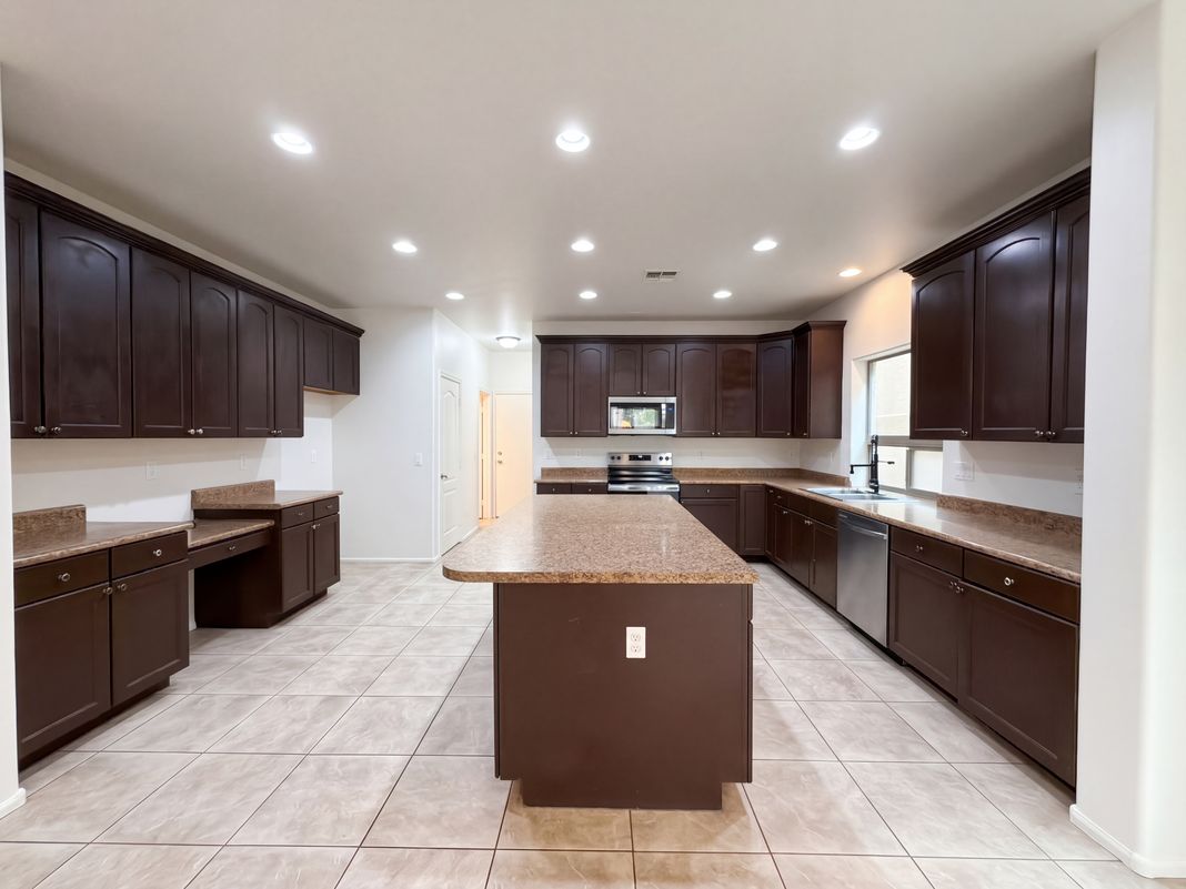 Property photo 2 of 41096 W Novak Ln