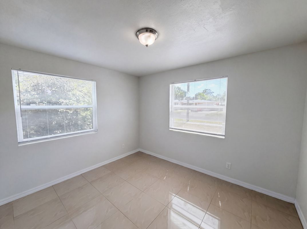 Photo 13 of 25 of 15525 Bedford Cir E, Clearwater, FL