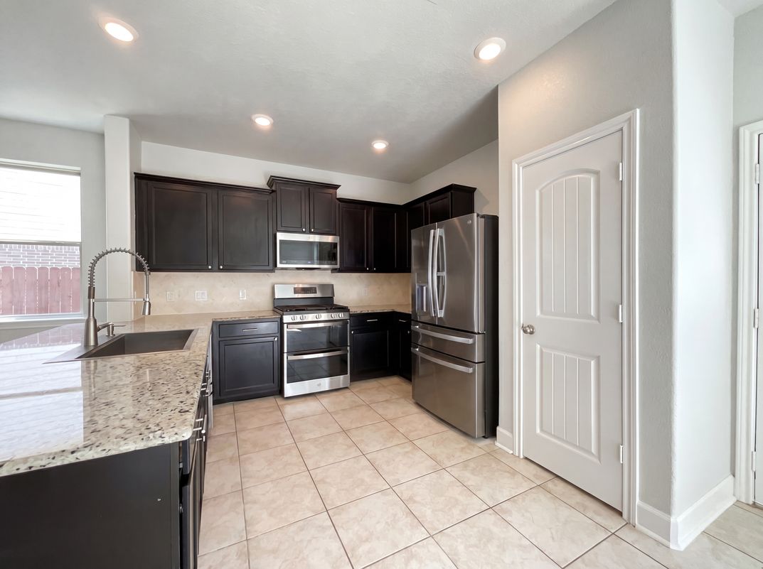 Property photo 2 of 18813 Genova Bay Ct
