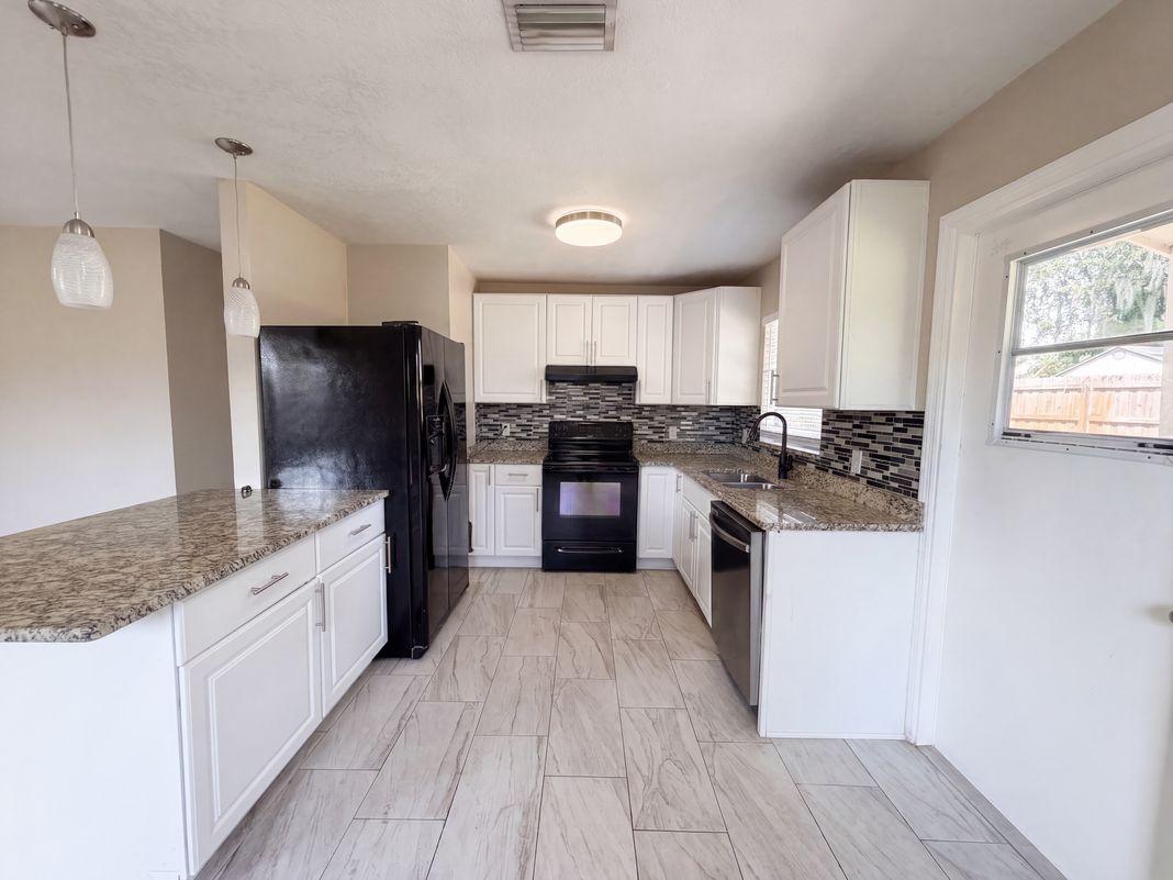 Property photo 3 of 121 Inwood Cir