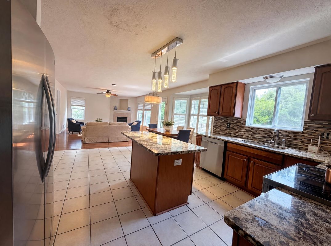 Property photo 2 of 7966 Lazelle Woods Dr