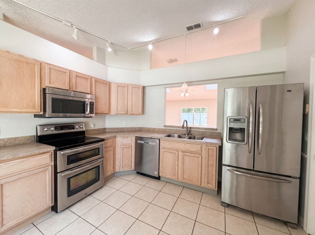 Property photo 2 of 1360 Wildberry Ln