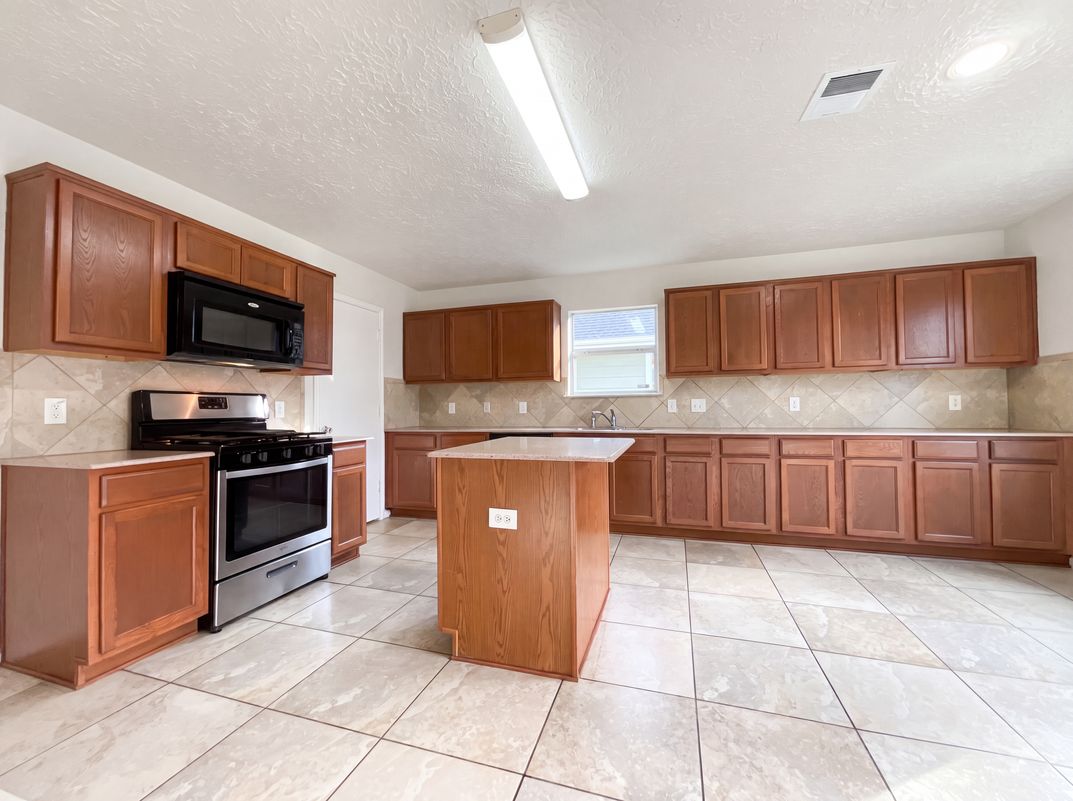 Photo 2 of 17 of 3335 Legends Wild Dr, Spring, TX
