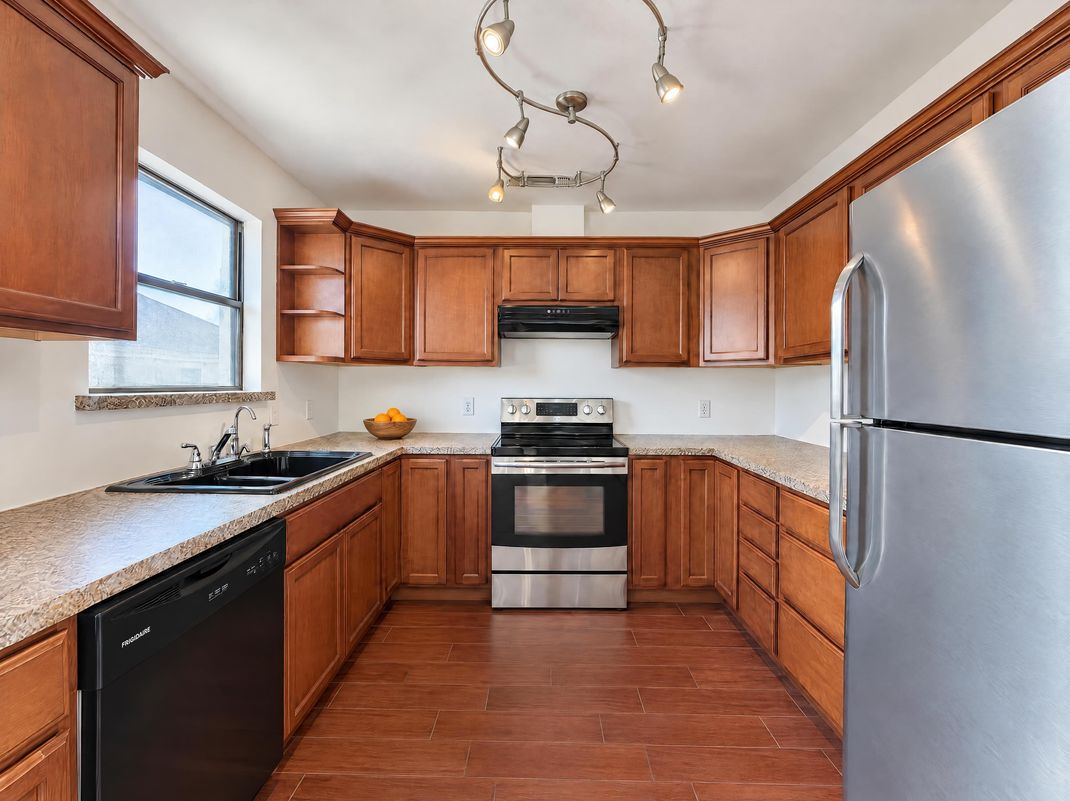 Property photo 2 of 935 Thistle Ridge Ln