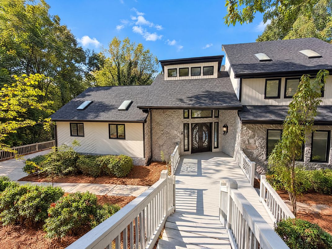 Property photo 1 of 140 Huntcliff Pt