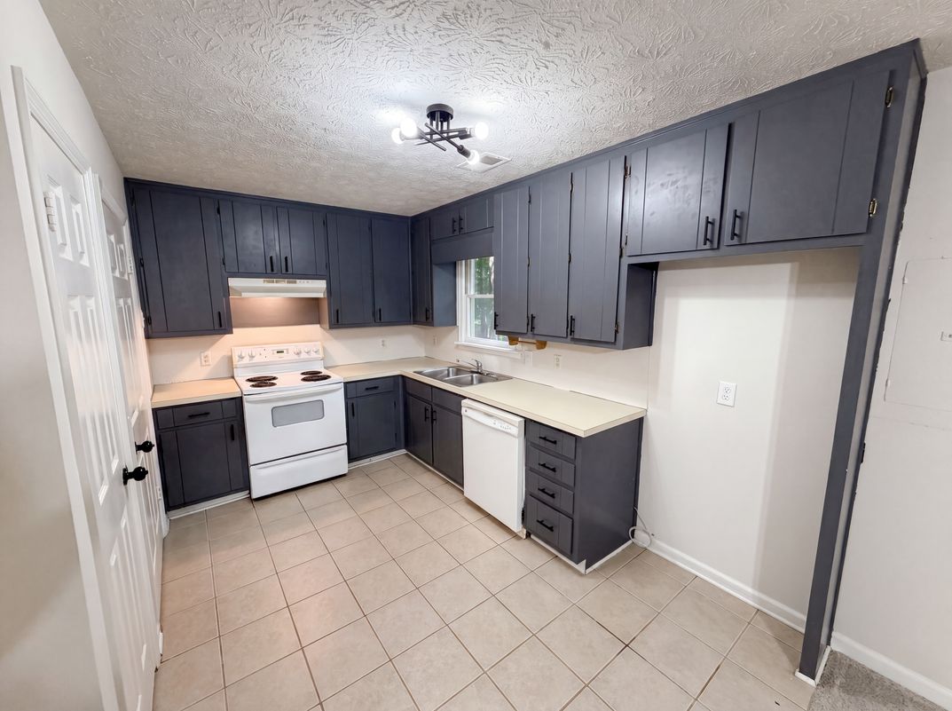Property photo 2 of 9315 Dogwood Pl