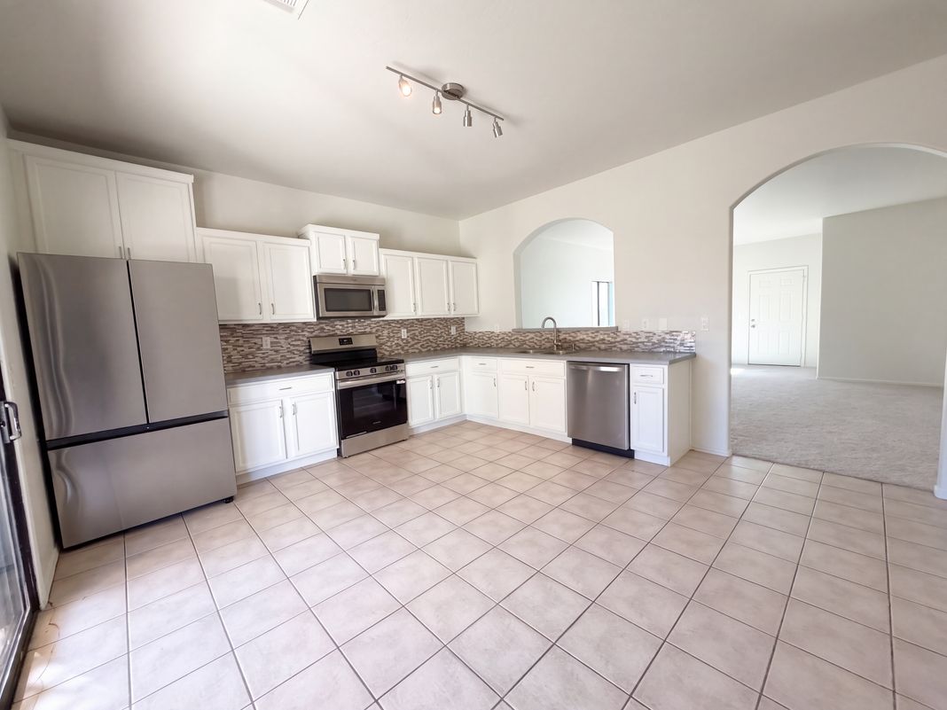 Property photo 2 of 719 W Lydia Ln