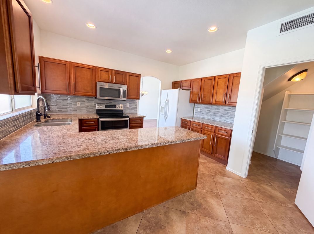 Property photo 2 of 8274 S Stephanie Ln