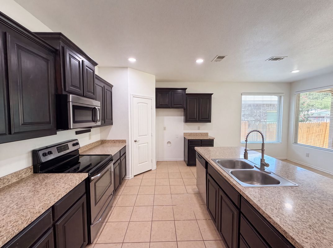 Photo 7 of 20 of 1108 Edgewater Dr, Azle, TX