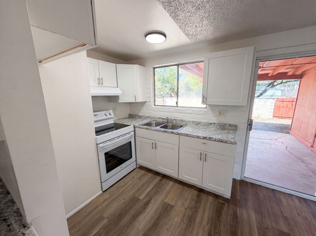 Property photo 2 of 2704 S Lands End Rd