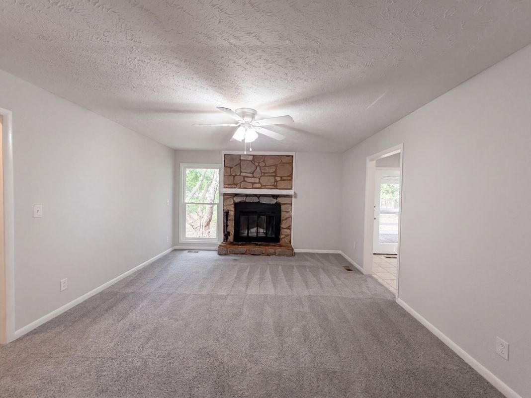 Property photo 3 of 909 Axis Cir