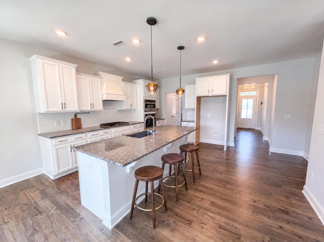 Property photo 2 of 1102 Meadow Pond Dr