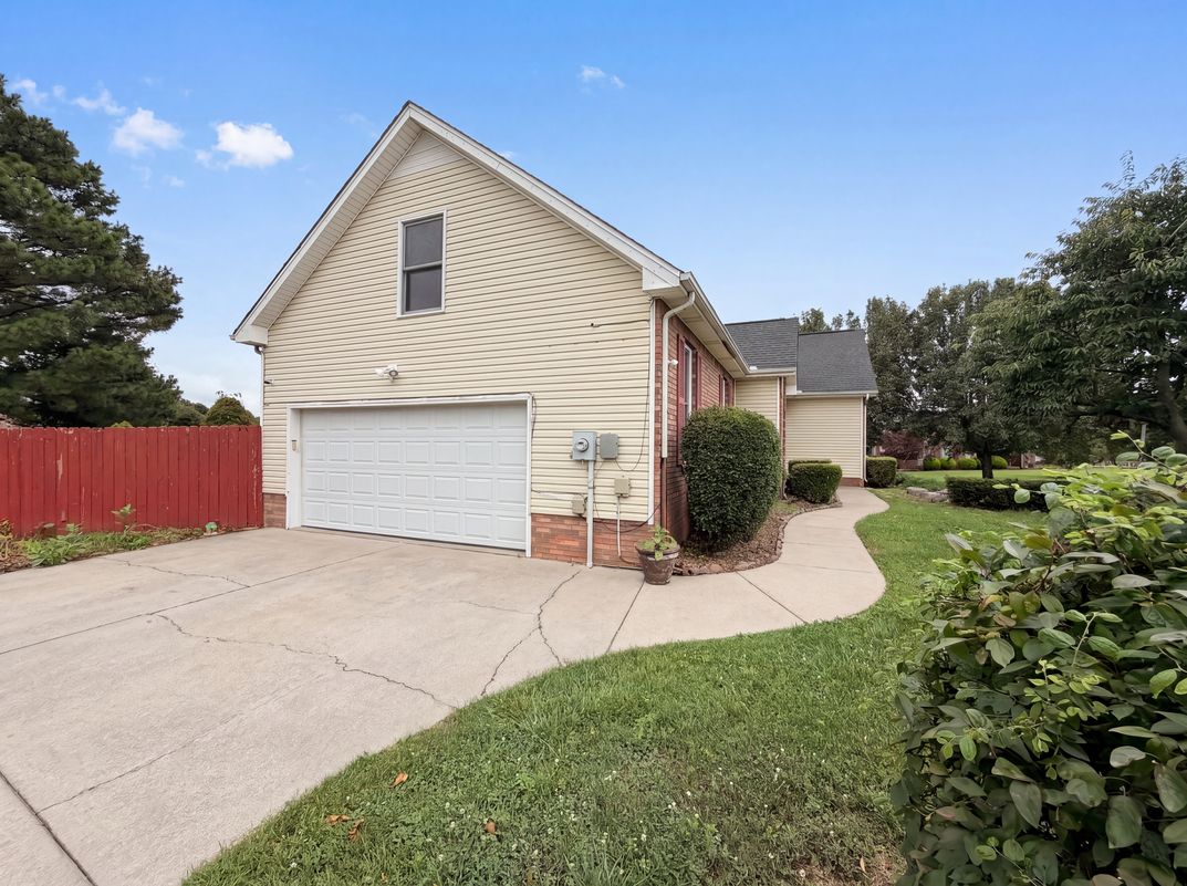 Photo 14 of 17 of 3609 Millington Dr, Clarksville, TN