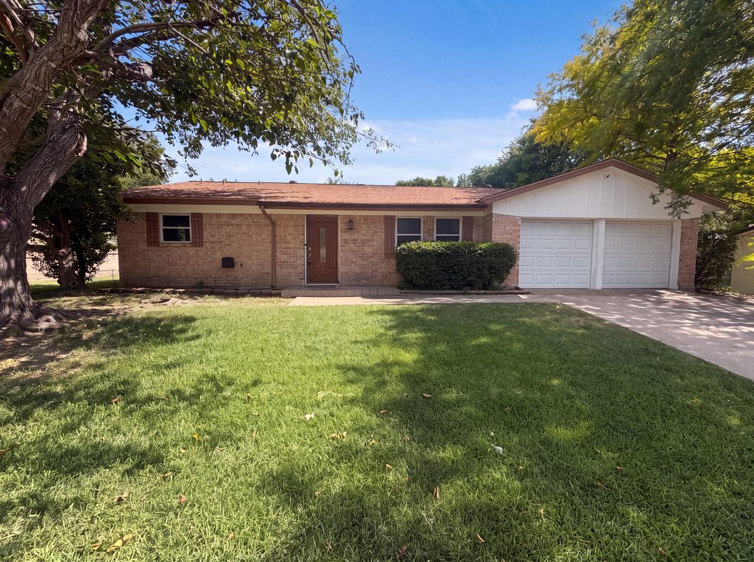 Property photo 1 of 908 Laurie Ln