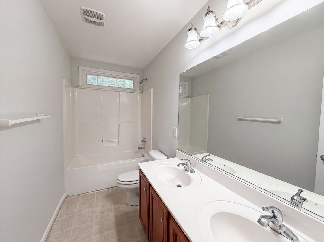 Photo 16 of 26 of 14725 Grand Forest Ct, South Chesterfield, VA