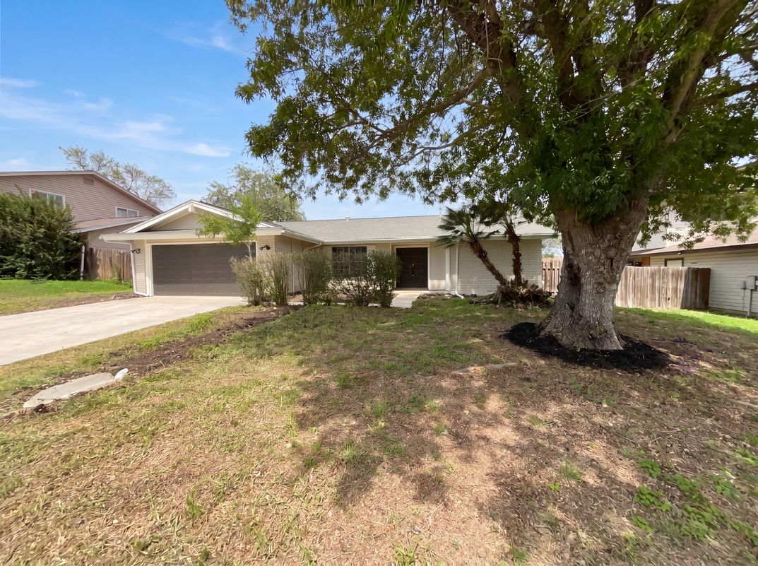 Property photo 1 of 1154 S Ellison Dr