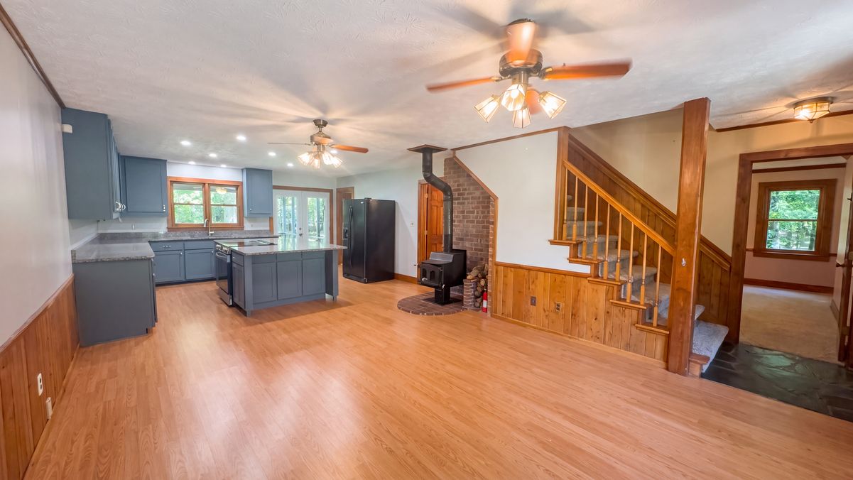 Property photo 3 of 100 Joshua Pl