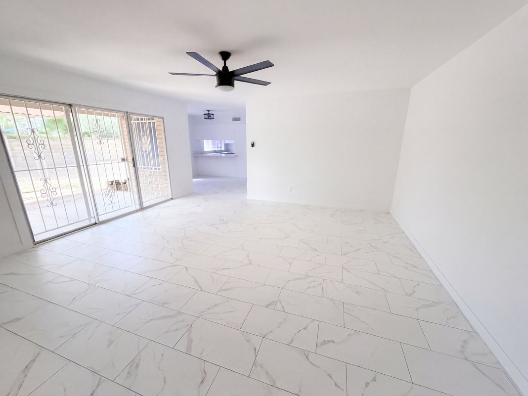 Property photo 3 of 4427 W Dahlia Dr