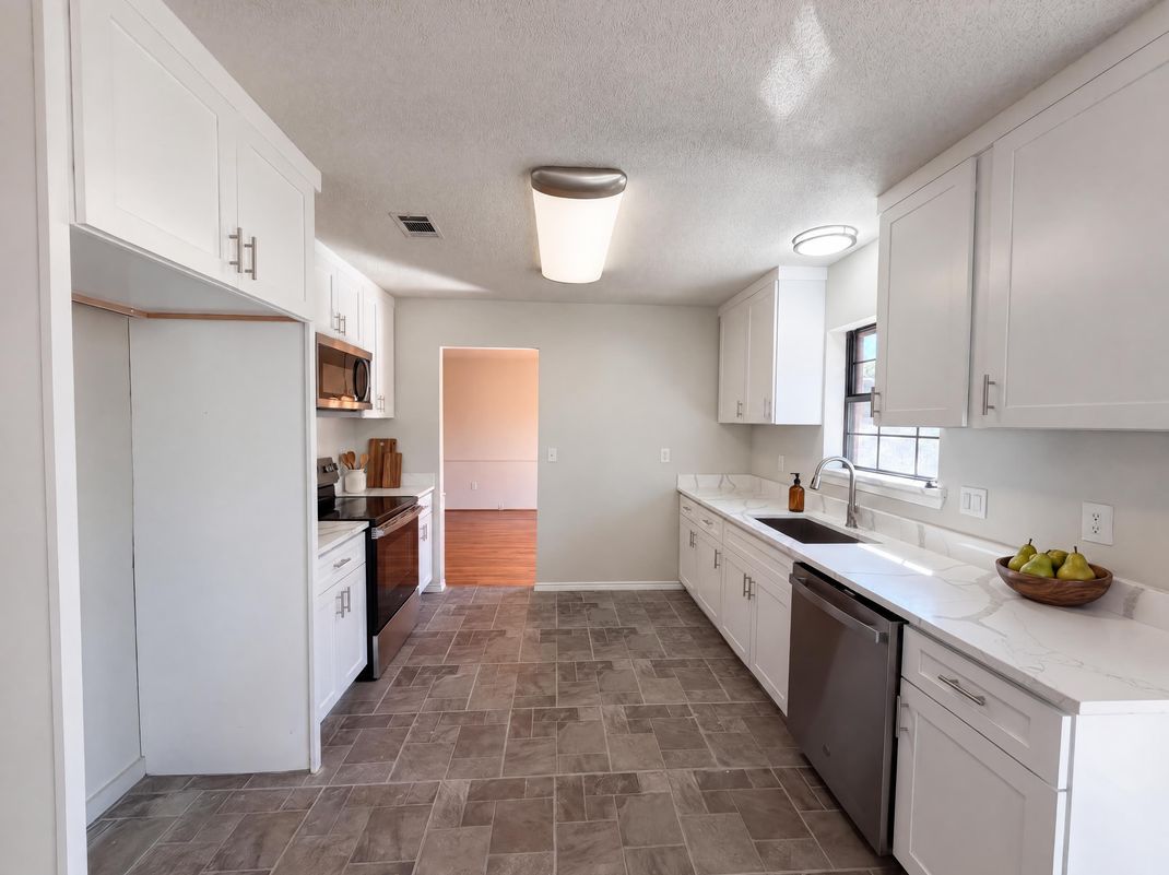 Property photo 2 of 15830 Hilltop Dr