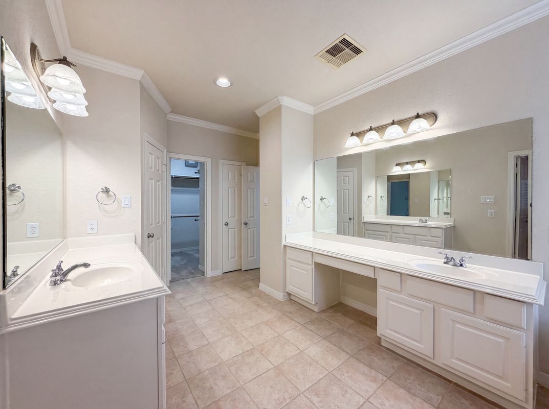 Photo 12 of 21 of 2942 Royal Oaks Crst, Houston, TX