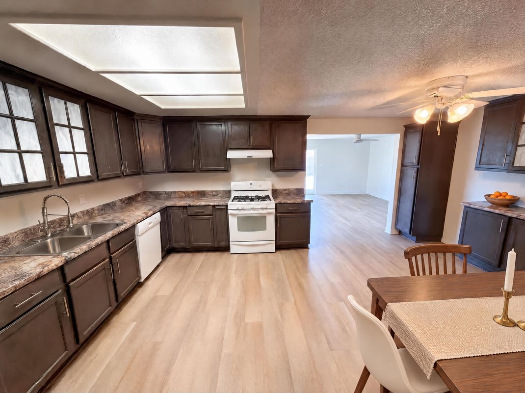 Property photo 2 of 5921 W Cypress St