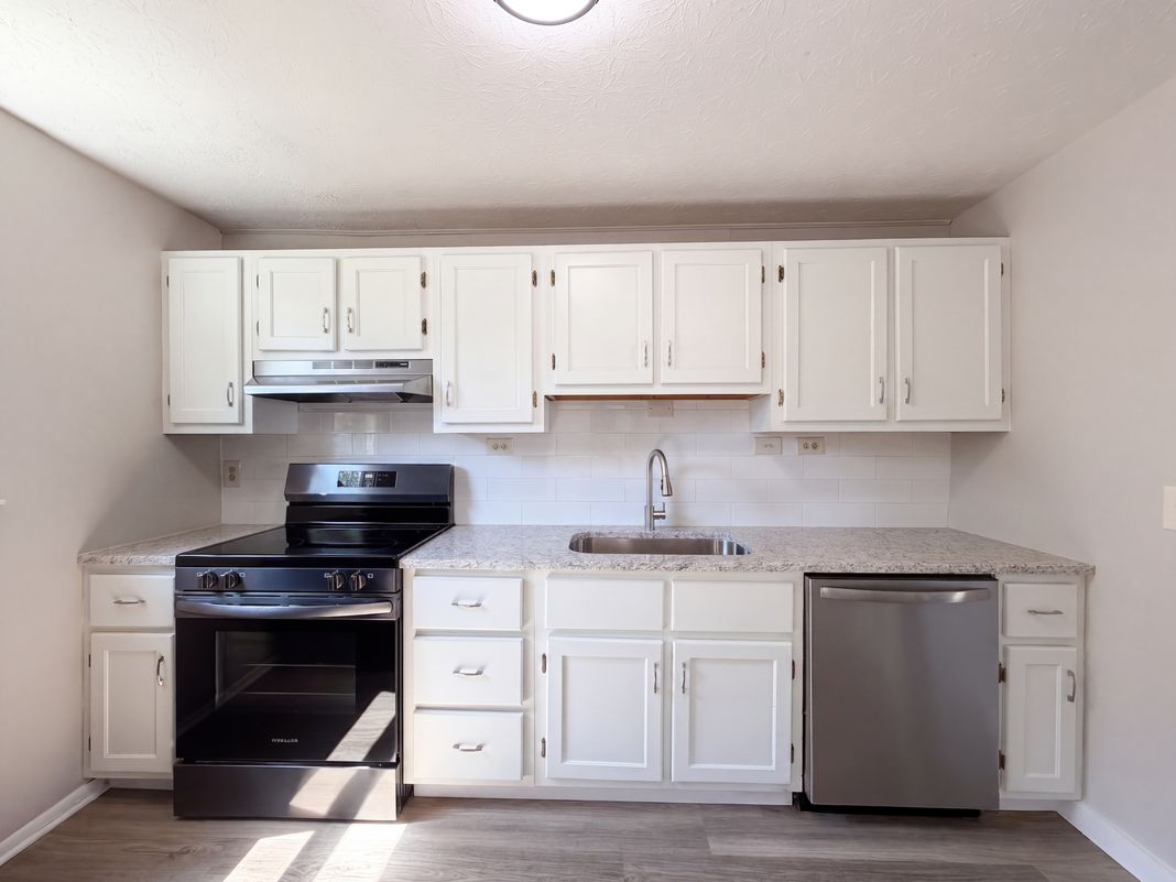 Property photo 2 of 2891 Grosvenor Dr