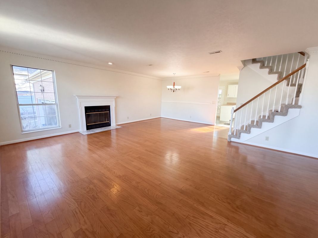 Property photo 3 of 1100 Burlingame Ct