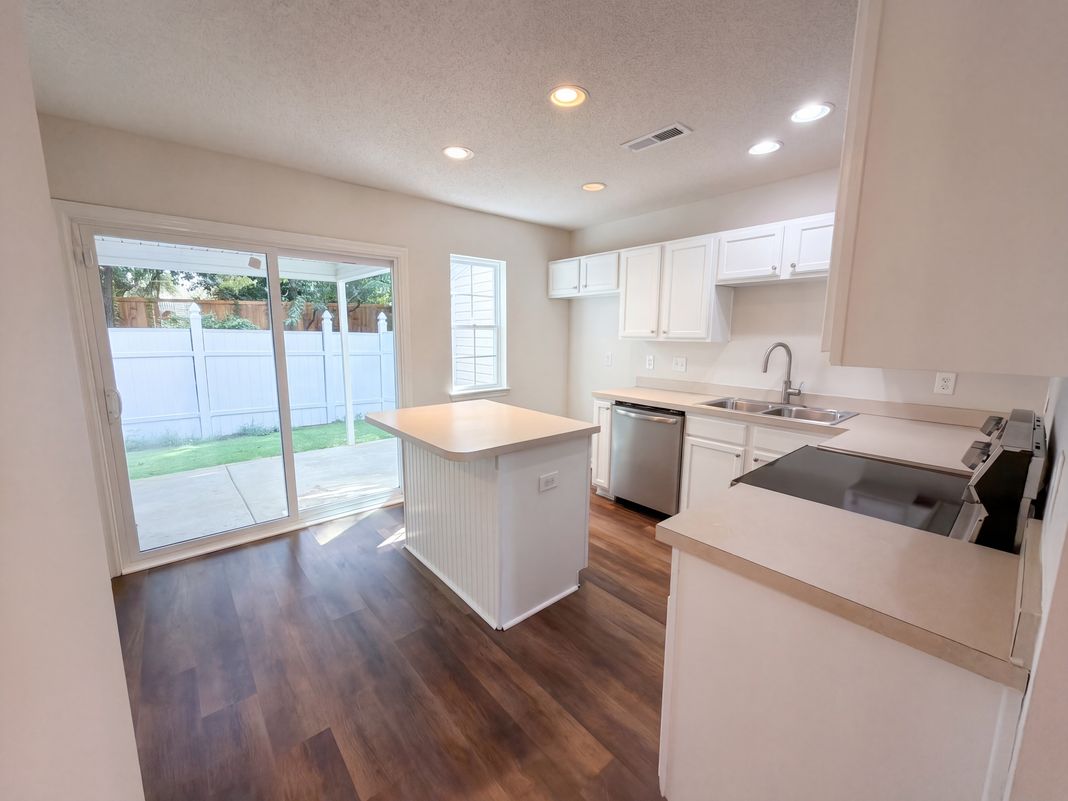 Property photo 2 of 112 Taylor Cir