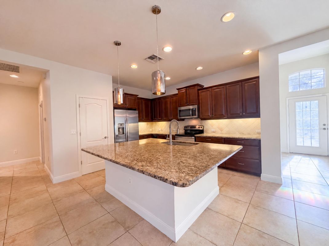 Property photo 2 of 1416 Hickory View Cir