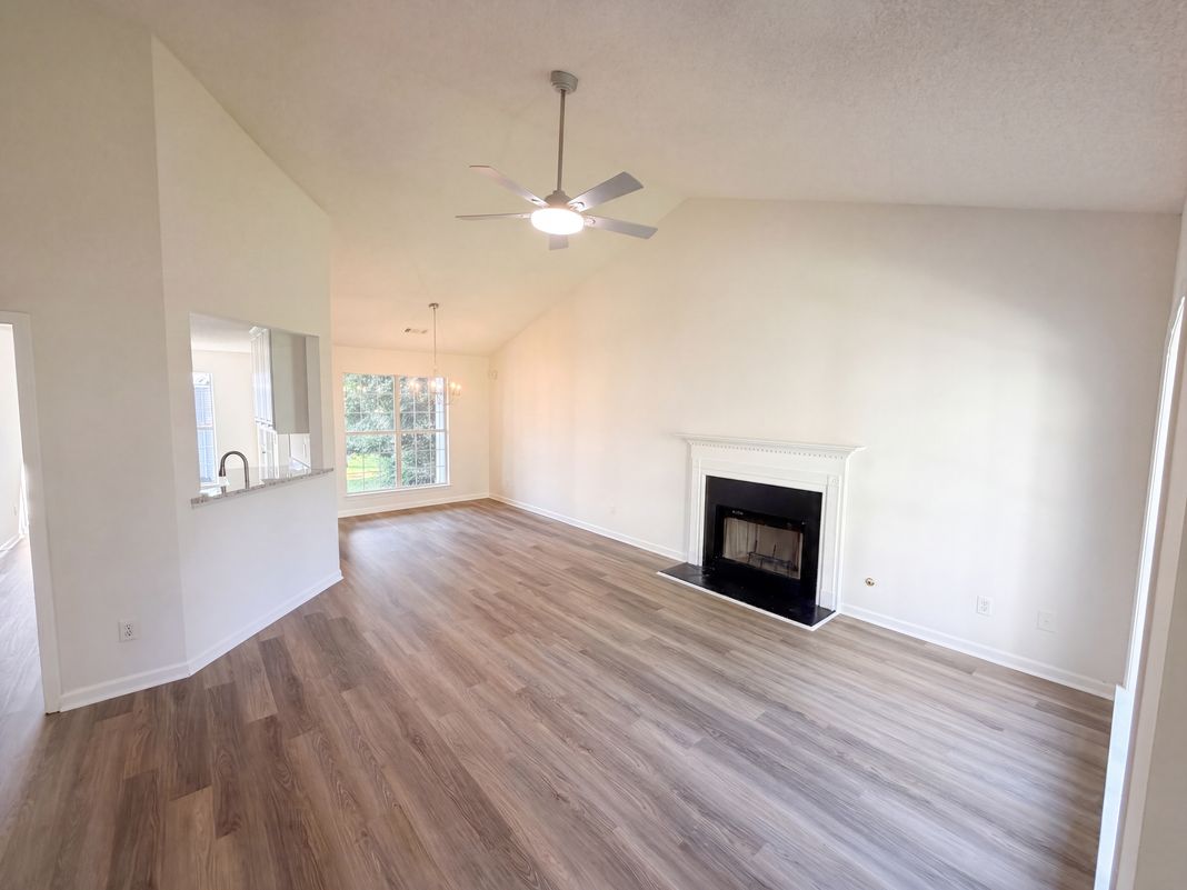 Property photo 3 of 1088 Meadow Glen Cir