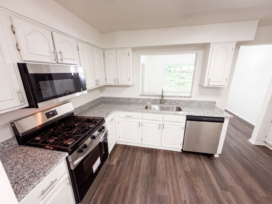 Property photo 2 of 18 Springhedge Ct SE