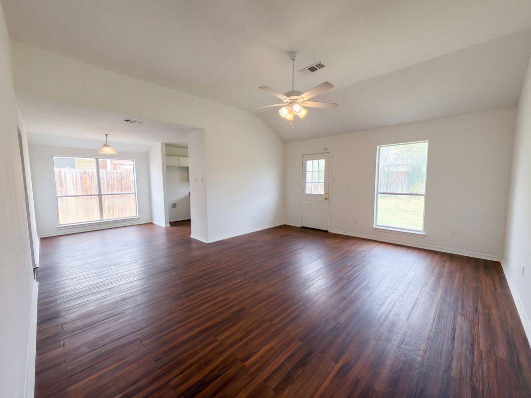 Property photo 3 of 208 Comanche Trl