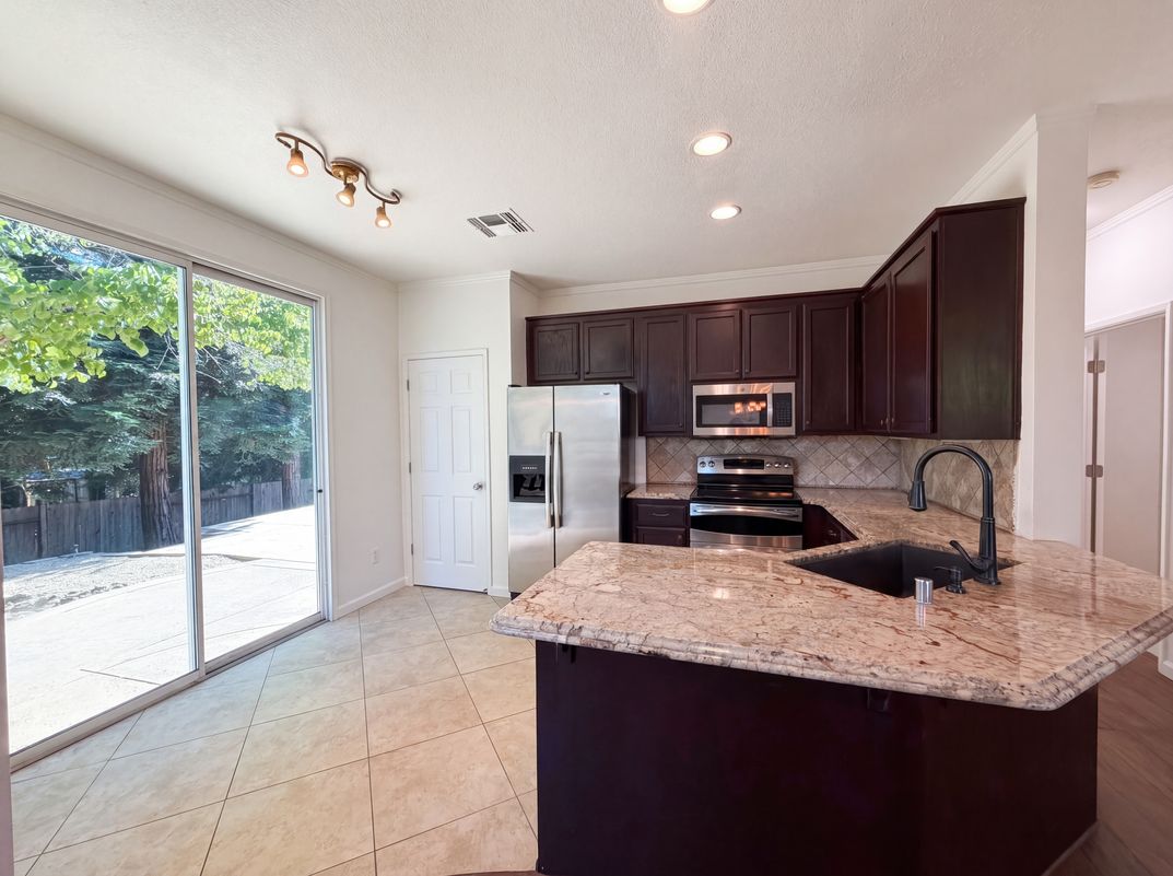 Property photo 2 of 2805 Aquamarine Cir