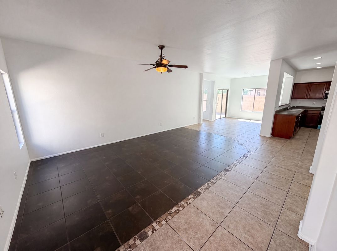 Property photo 3 of 934 E Overlin Dr