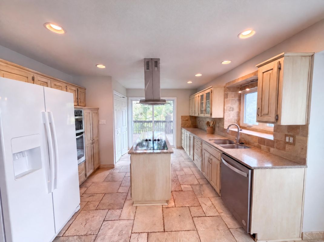 Property photo 2 of 1204 NW Timber Oak Dr