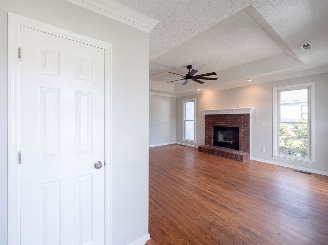 Property photo 3 of 153 Courtney Oak Dr