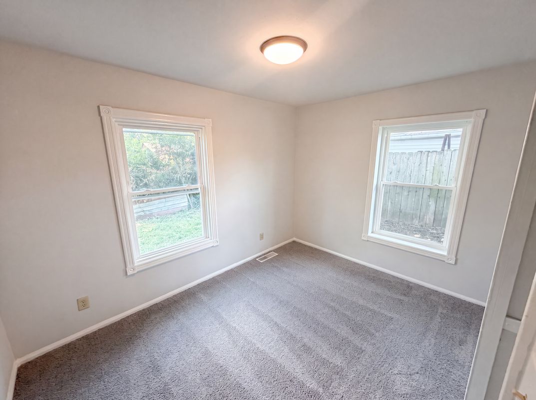 Photo 13 of 18 of 3125 Midvale Dr, Indianapolis, IN
